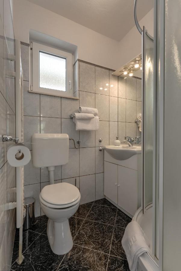 Haus Lilli Mit Pool Leilighet Ražanac Eksteriør bilde