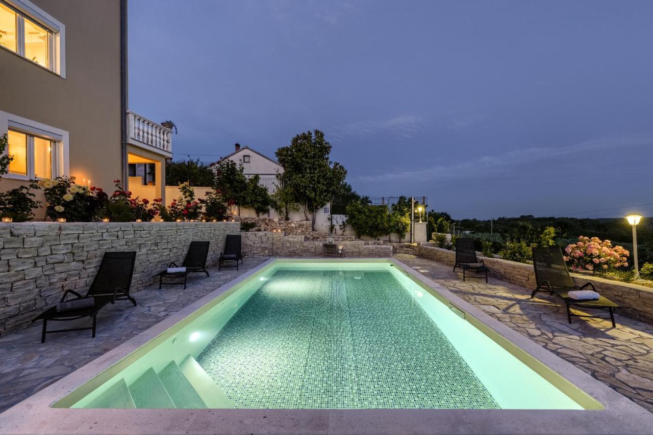 Haus Lilli Mit Pool Leilighet Ražanac Eksteriør bilde